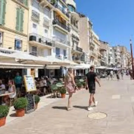 Moderne 2 Terrasse, Martinez Carlton A2b249